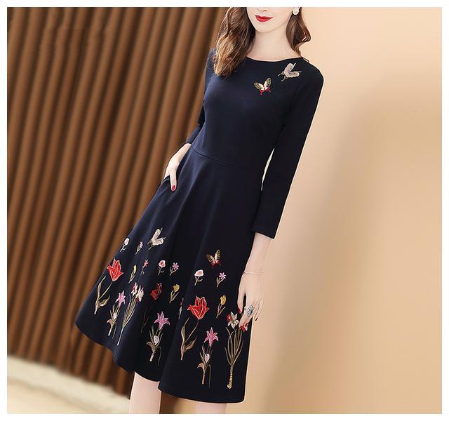 不要在衣服不见了的状况下游玩。这条裙子只要穿过膝盖时才美观。