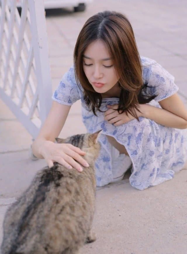 秦岚变身成原始人，直接拿羽毛做成短裙？穿在身上别有一番风味