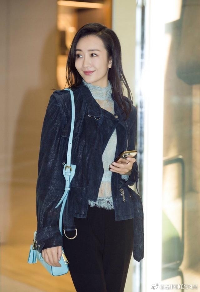 王鸥一条破洞牛仔裤秀曲线，网友：这腿真的撩到我了！