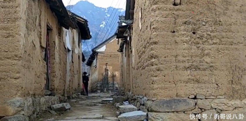 整座村子只有一个七旬老人，其他人都搬走了，老屋破旧没人住