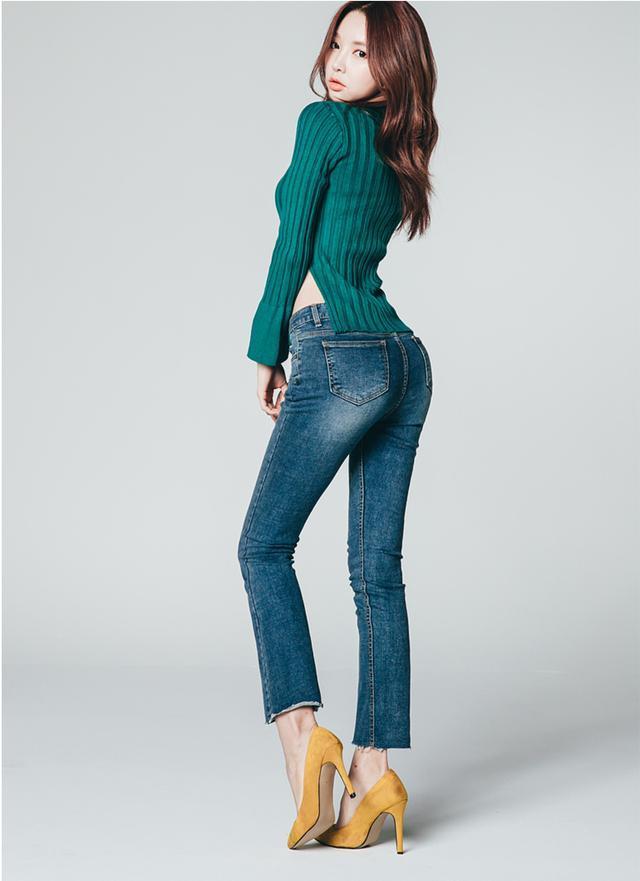 精致搭配的牛仔裤美女，凸显纤细小蛮腰，真漂亮