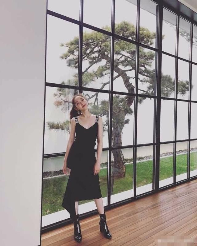 蒋梦婕现身机场T恤配短裤，腿长惊人，网友：还是裤子太短了？