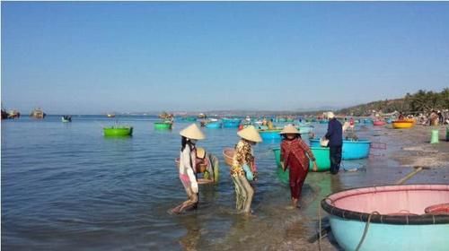 写“不欢迎中国人”，并对中国游客拳打脚踢，现在报应总算来了