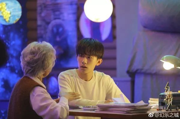 92年周冬雨跟00后易烊千玺宛如同龄人?!出道8年越来越嫩竟是因为.