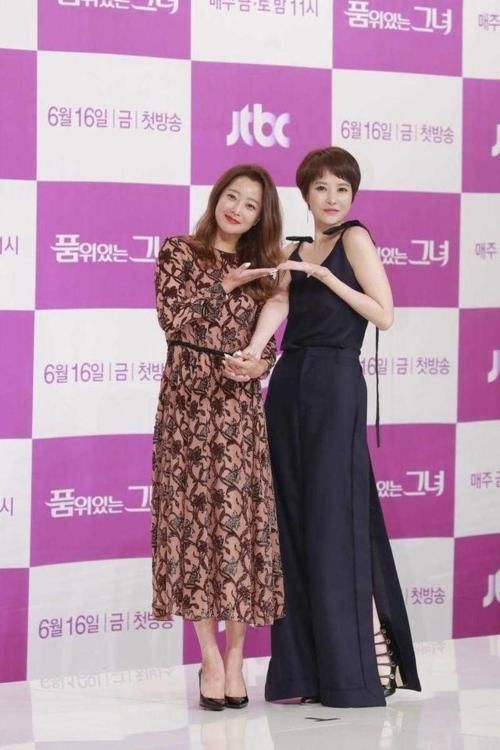  『裸色』号称“第一美女”的她，裸色印花连衣裙配长卷发，果然美得不一般