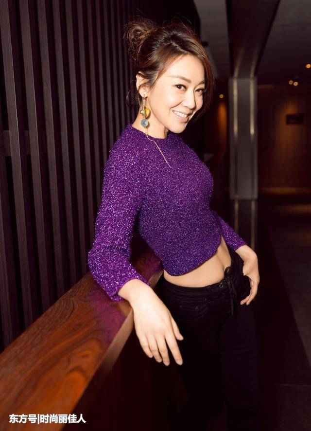 46岁闫妮也太会穿了,小黑裤露马甲线,网友:她是真嫩不是装嫩