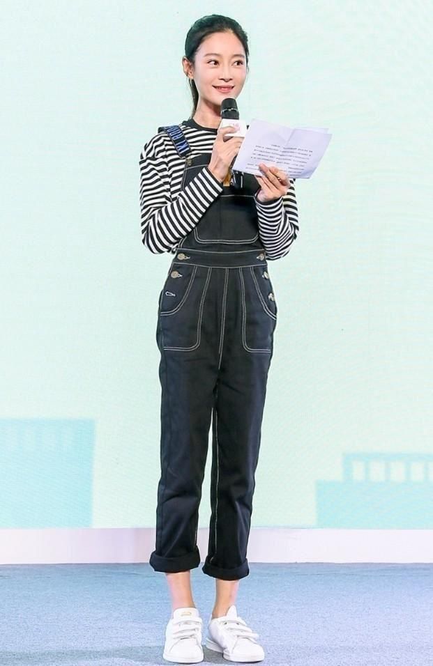 “纯妃”王媛可厉害了，用钩子支撑裙带玩性感!真不怕走光吗?