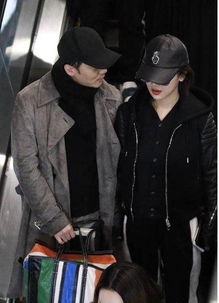 杨紫穿一身黑腿瘦到不敢认，网友:这裤子绝对是显瘦神裤，求链接