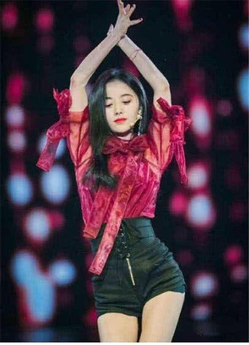 鞠婧祎安全裤多次“走光”,难道故意露出来?网友:腿不要太美!