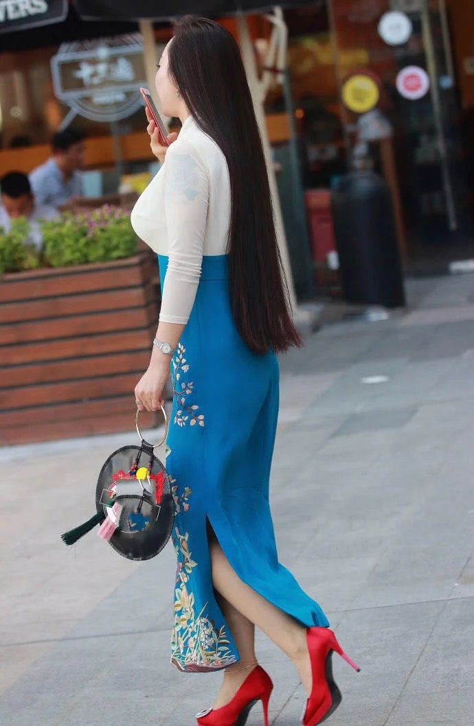 街拍:一位35岁的大姐姐摆脱二胎束缚,华丽转身重拾年轻时的性感
