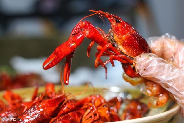 吃小龙虾吃出人命是真的！医生提醒你，这个部位不要吃