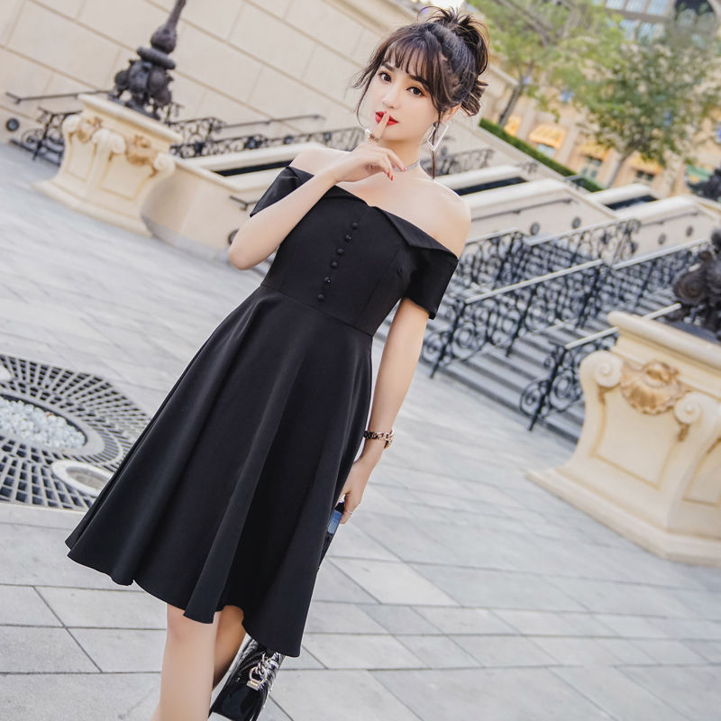 大城市女人也忒开放了，出门都是“小吊带”，下面真让人大饱眼福