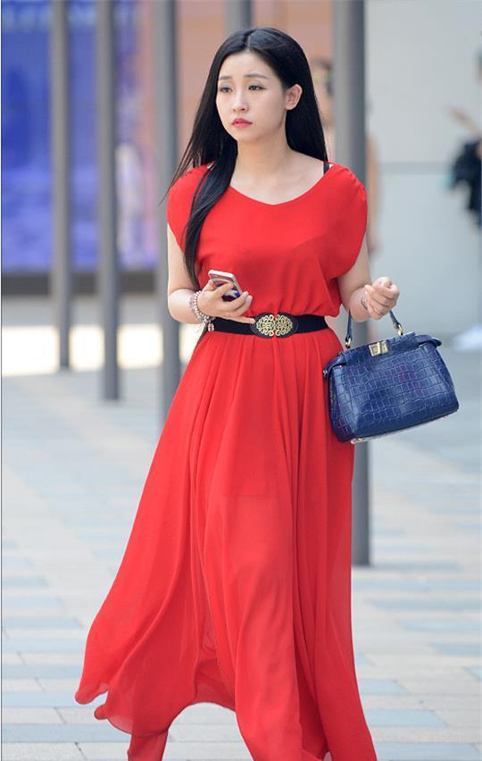 街拍:风情俏丽时尚的小姐姐,穿着看起来凸显出身材更加的高挑!