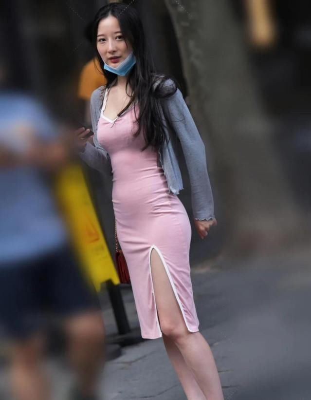  粉色|一条“普通的”粉色吊带裙, 却“遮不住”你的美丽