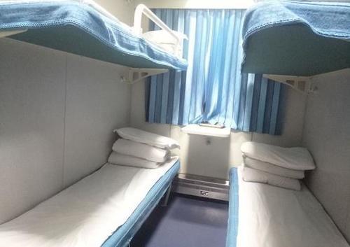 为何在选择火车卧铺时，女生最好不要选下铺？不看还真不知道！