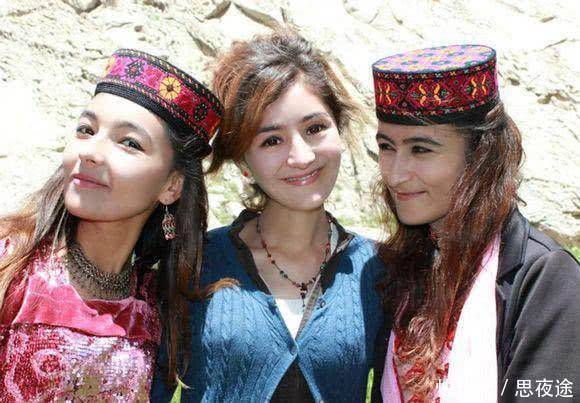 中国这个白种人民族，漂亮不输乌克兰美女，走在街上仿佛到了欧洲