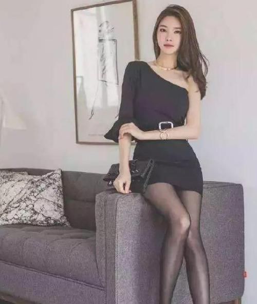 【清爽】街拍:清新甜美的小姐姐,一件白色上衣配蓝色牛仔裤, 时尚清爽
