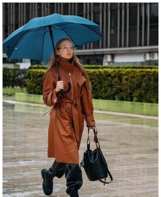 『特别』女性外出的情况下，尽可能绕开这4种“品牌包”，特别是在第2种，降价显显老