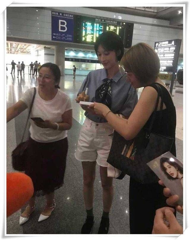 张俪穿白色短裤现身机场，一双大长腿一览无余，脚上的袜子太抢镜