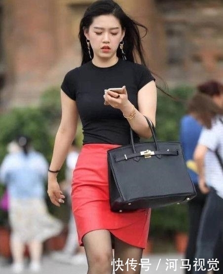 「 美女」彰显女性娇俏气质,热情活泼的时尚街拍:俏皮可人的美女