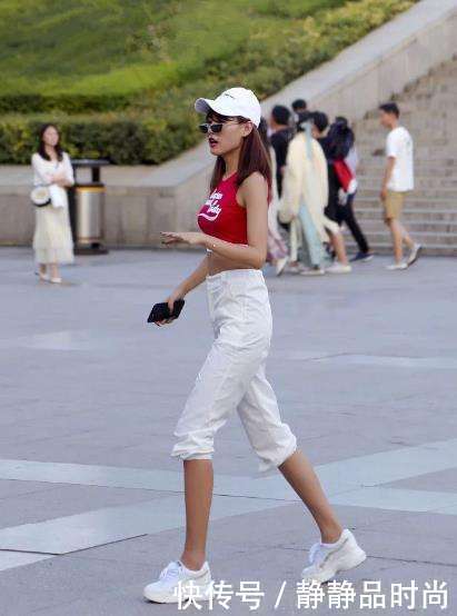 街拍：穿着清凉的妹子，很吸睛啊