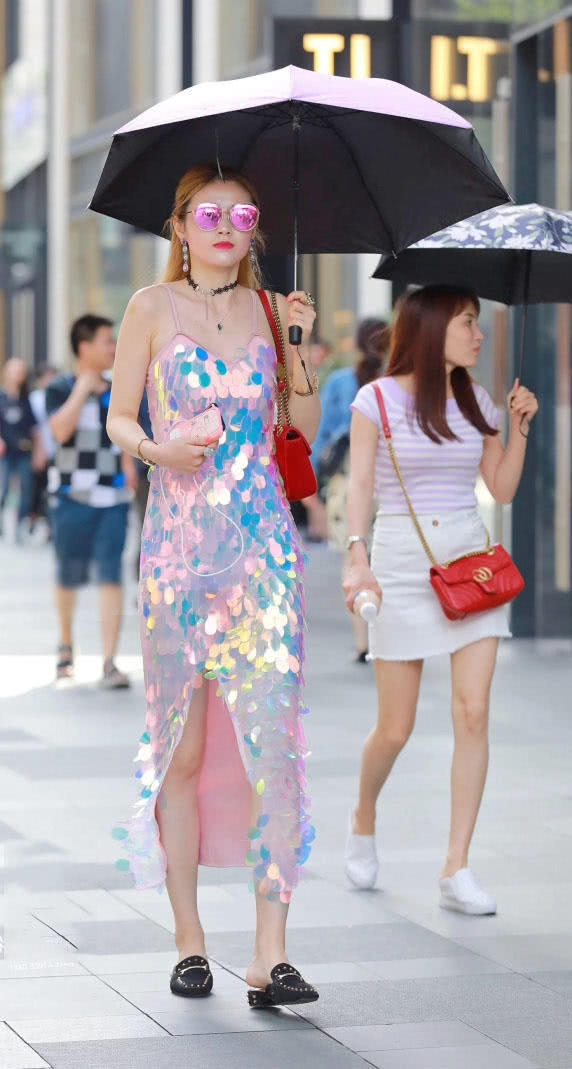 时尚小姐姐穿吊带裙勾勒出挺拔饱满的上围，亮闪闪的裙子好像人鱼