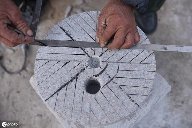  「石磨」67岁老人坚守43年，3天做1个老物件，300元1个卖断货订