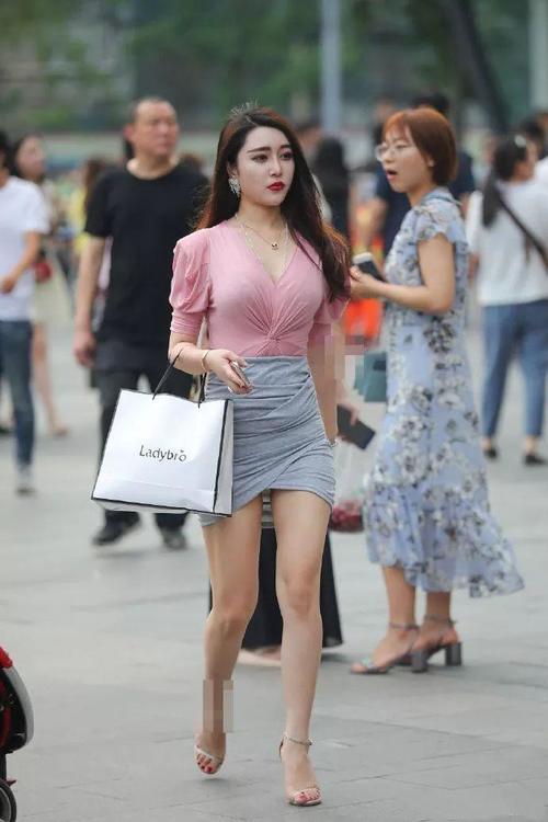 东莞街拍：明艳动人的性感美女，笑起来的样子真好看