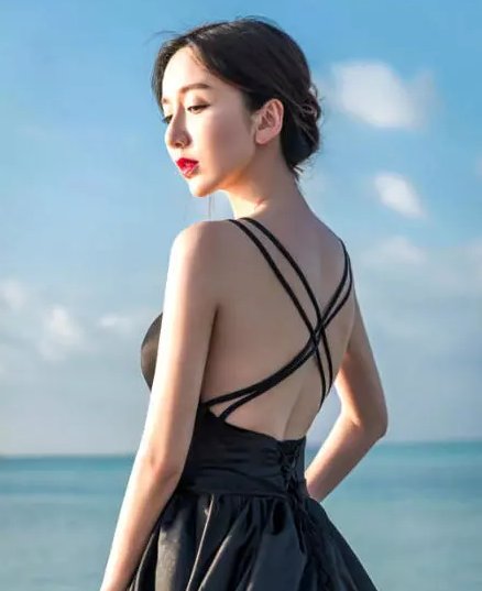 娄艺潇黑色长裙露美背，侧面照让人想不到，网友:真是美出新境界