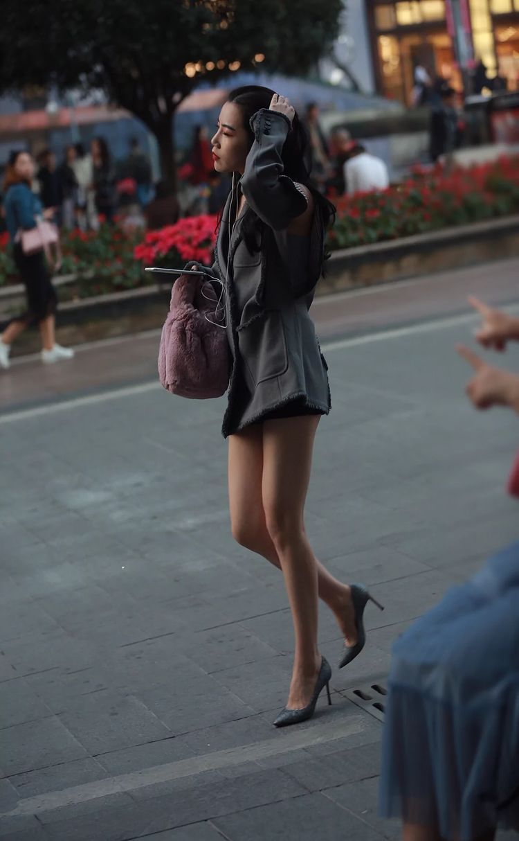  「个性」街拍：美女个性西服配牛仔长裤，这样穿真显腿长