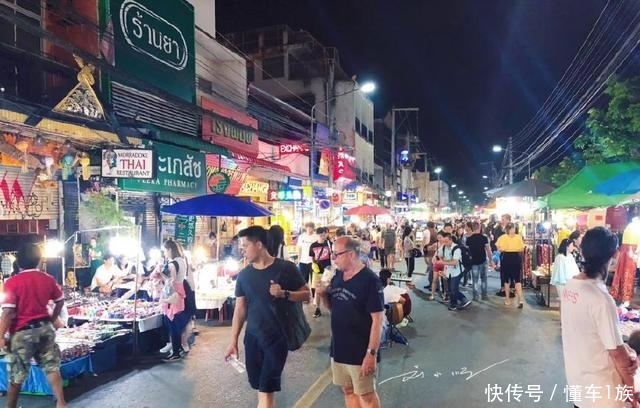 中国游客逛泰国的夜市都懵了：到处是支付宝和中文，我出国了吗？