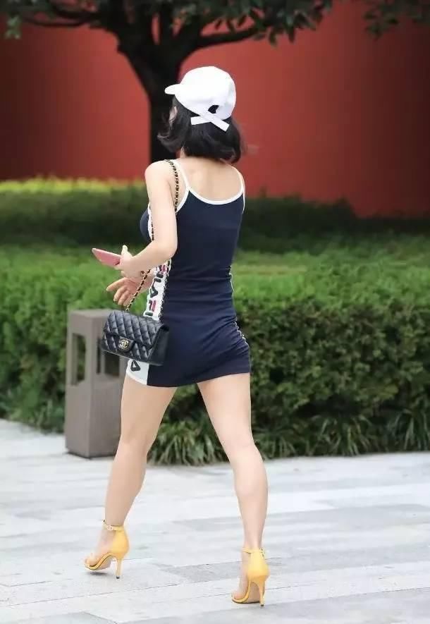 旅拍:白净的翘臀短发性感美女