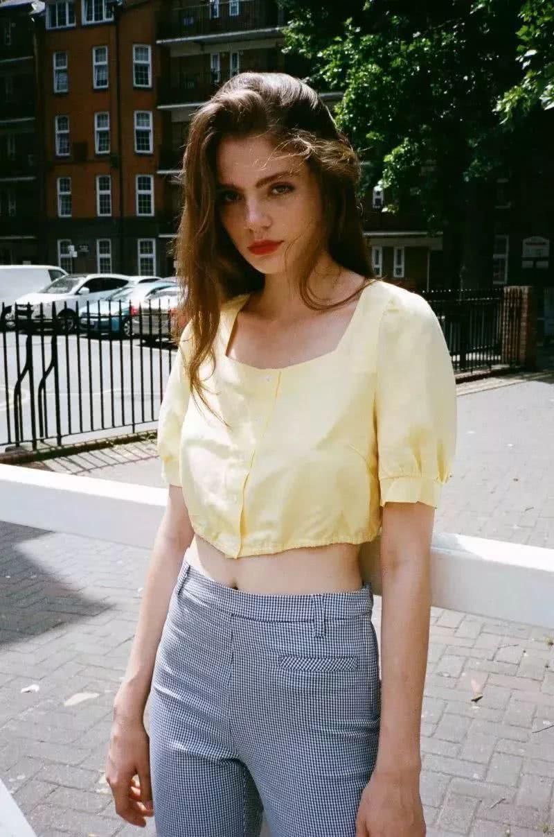 「值得」今夏最值得入手的时尚单品小方领,显瘦还显脸小!