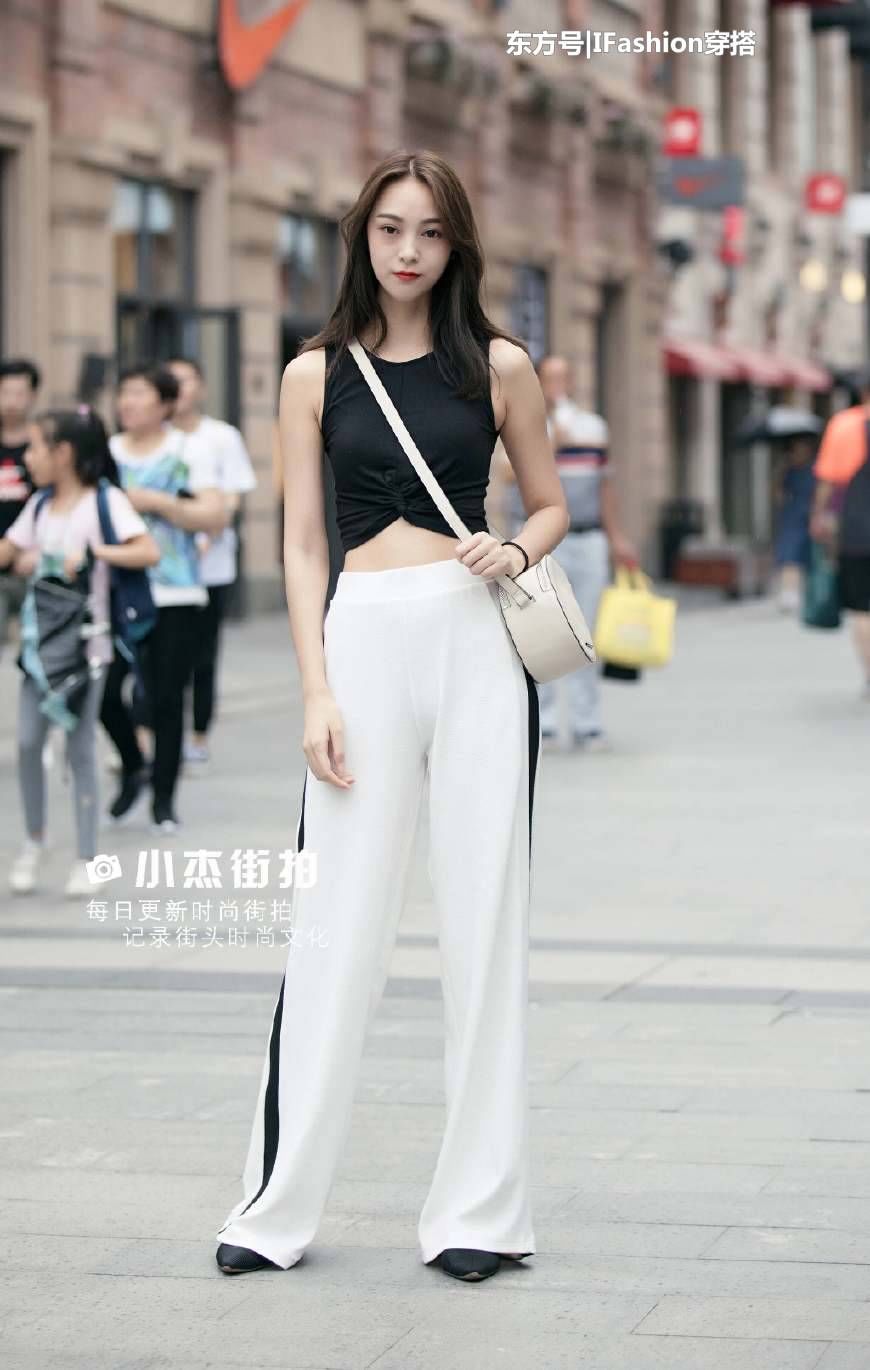 街拍美女:身材完美的漂亮小姐姐，走到哪儿都是焦点!