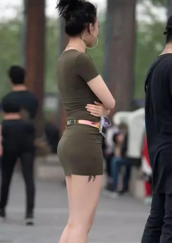 身材高大气质绝佳的小姐姐，穿着搭配时尚靓丽，绝对称得上美翻了