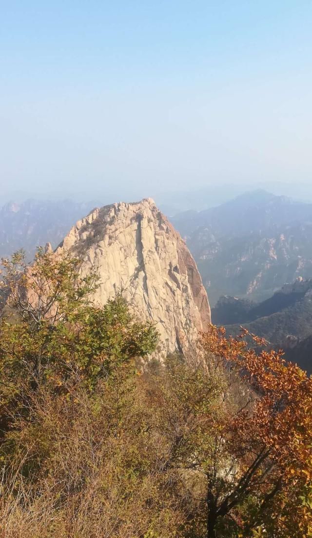 河北的小黄山，仅比泰山低一百多米，深秋是看红叶的最佳去处