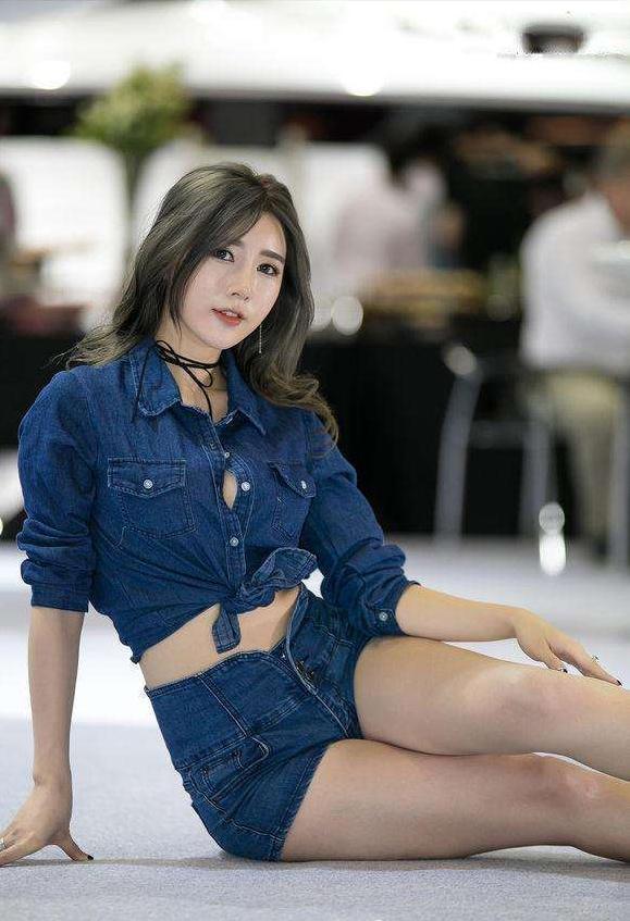 车展上的嫩模小姐姐，绰约多姿穿出成熟女人气质!