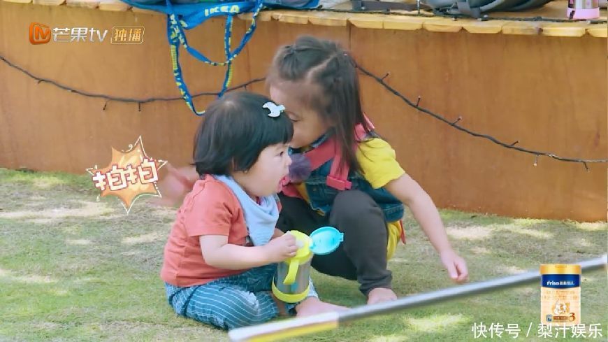 波妞肚子饿委屈大哭,伸手要拿果泥吃,修杰楷说