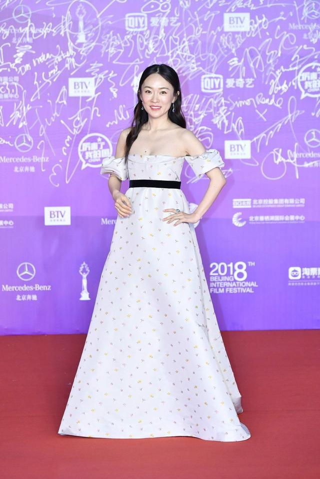 霍思燕真够拼的，穿20厘米高跟鞋，脚都折成什么样子了！