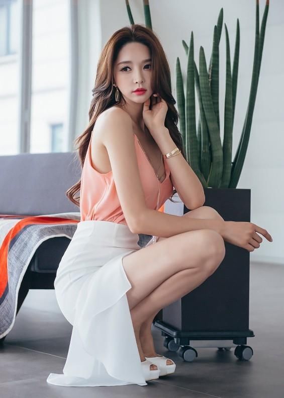 韩国人气美女穿深v吊带配包臀短裙，美腿修长拍性感居家写真！