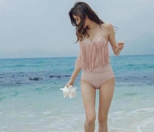 清新的泳衣美女，身姿显得白皙动人，性感迷人又吸睛！