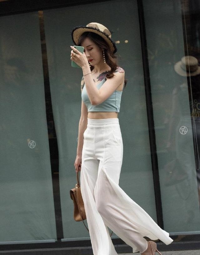  「个性」即是裤子又是“裙子”，美女肩膀还盘着“龙”，真是个性十足