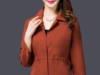 今年流行的薄风衣，一款比一款洋气百搭，50岁妈妈穿上美爆了