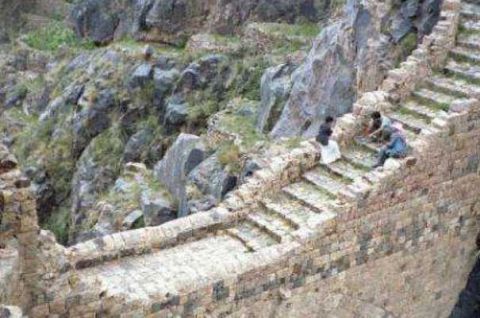 悬在半空中的桥梁 桥下没有任何桥墩支撑已经存在了几百年