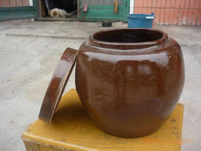 城里人咋想的？专从农村收购老物件，300斤猪槽也要买了放院子里