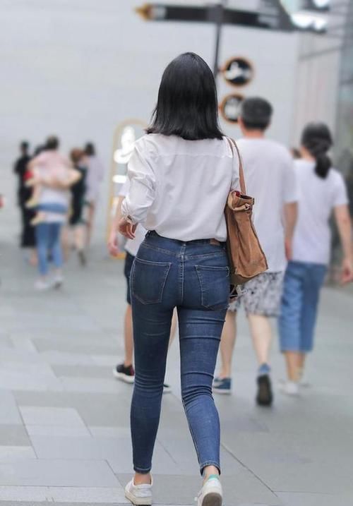  选择@简单百搭牛仔裤，大方得体清新自然，大方展示紧致身材！