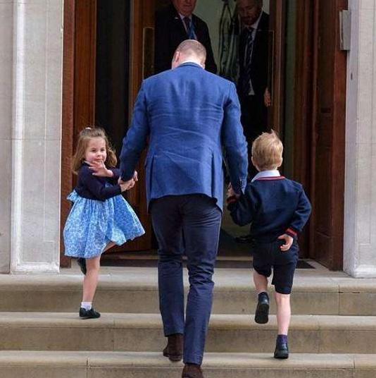 夏洛特小公主不只穿哥哥的针织外套, 连哈里叔叔30年前的鞋也穿