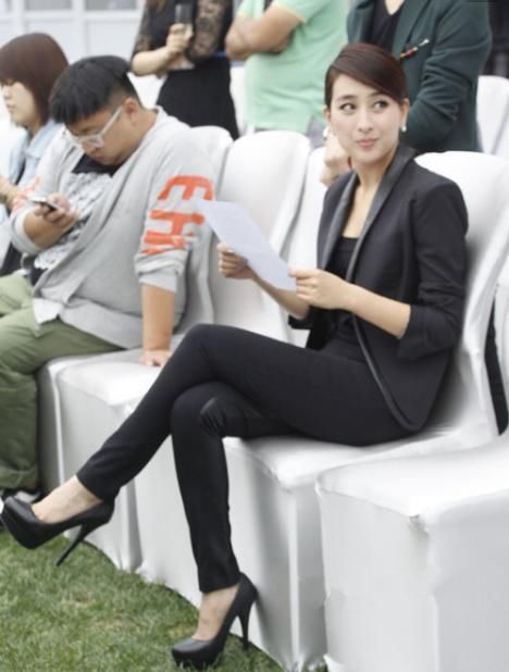 有一种鞋叫做马苏的高跟鞋，一般人驾驭不了，网友：一双都穿不了