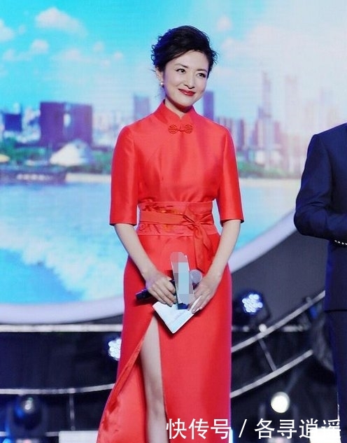 『让整件衣服』周涛气质真心优秀,一袭西装领褶皱裙干练时髦,51的年龄31的状态