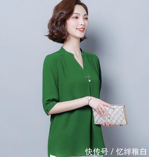  『建议』女人一旦过了55岁，建议穿高贵点！“黛青遮肚装”让你告别水桶腰